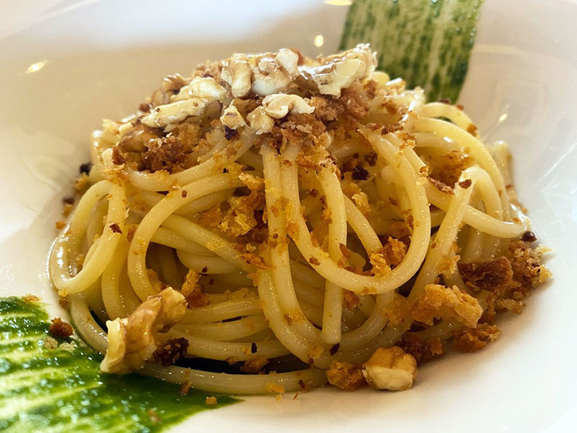 Spaghettoni aglio olio e alici con crema di cime di rape e noci