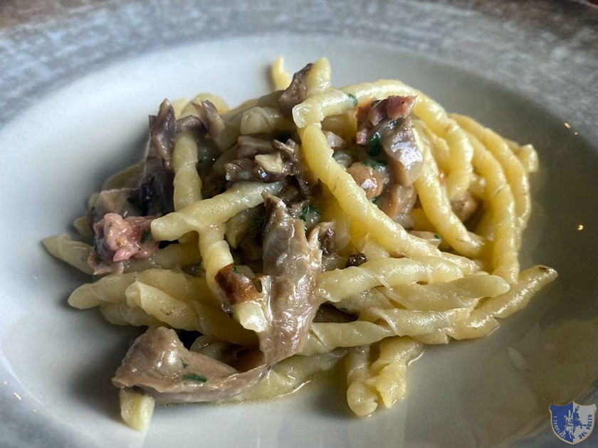 Fusilli ricci freschi con porcini cardarelle salsiccia e formaggio