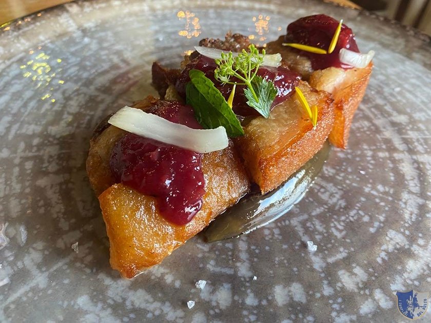 Pancia di suino fritta con cipolla marinata composta di gioiaba prugne e peperoncino con melanzane scottate