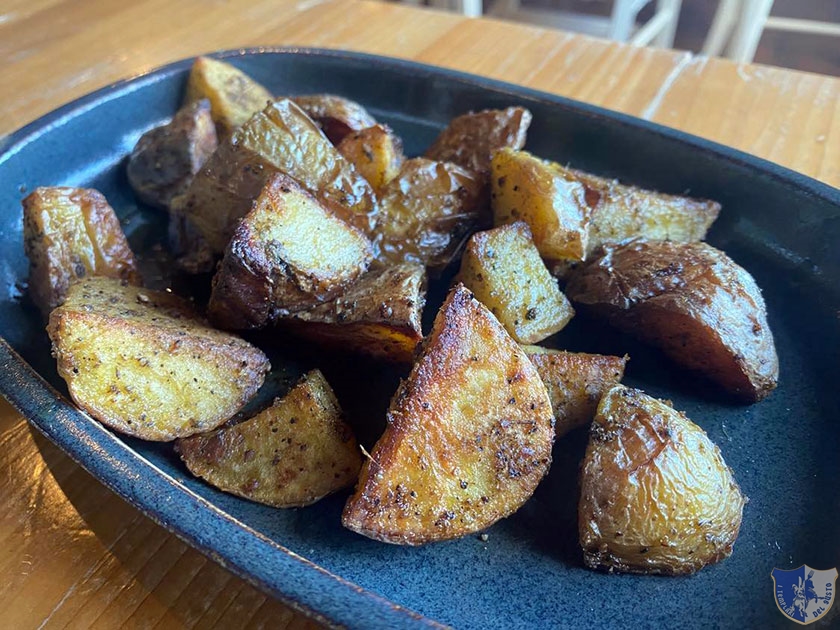 Patate al forno alle erbe aromatiche e pepe