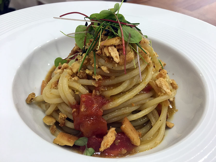 Spaghettoni con pomodorini colatura di alici di Cetara e fresella alle erbe aromatiche