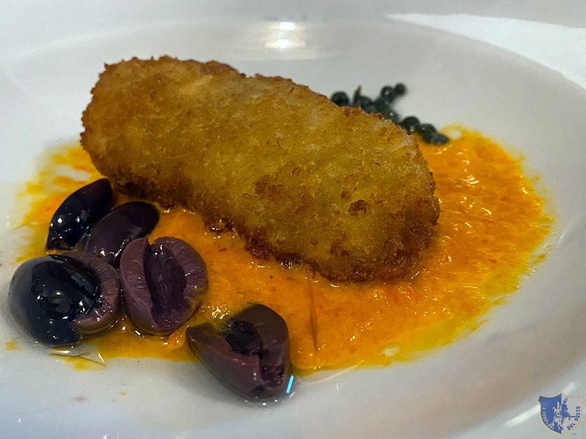 Baccalà impanato al pane panko con crema di peperoni olive e capperi