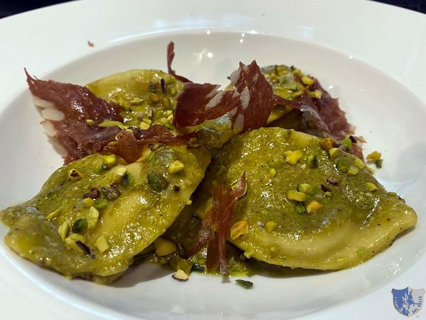 Fedora ripiena di ricotta con mortadella di bufala e pesto di pistacchio