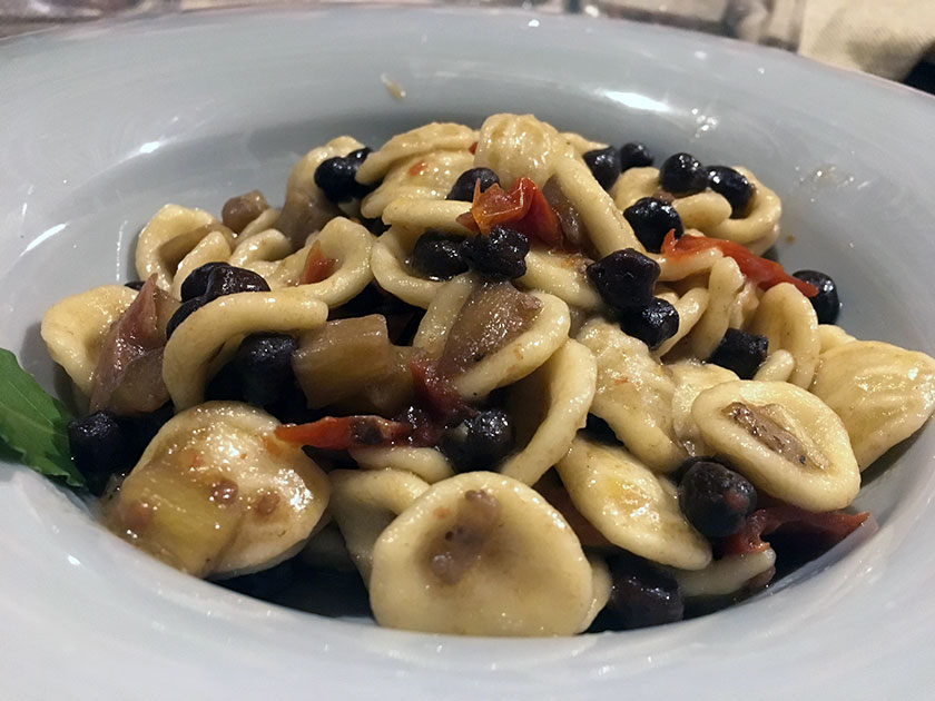 Orecchiette con ceci neri melanzane e pomodoro secco