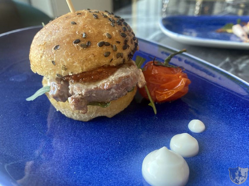 Mini bun con pomodoro arrosto burger di tonno rosso e rucola