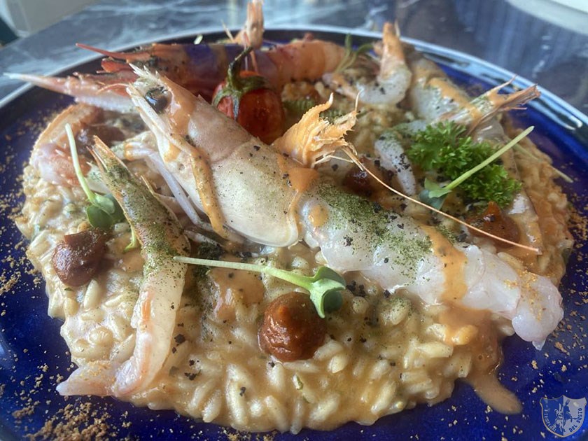 Risotto acquerello alla pescatora con crostacei cotti e crudi e pomodoro arrosto