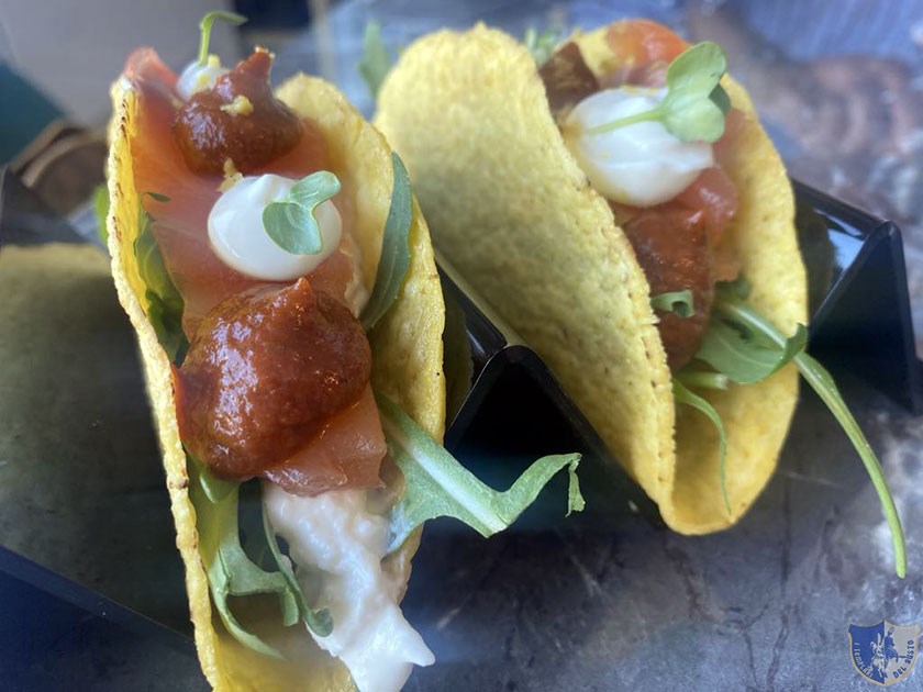 Tacos con salmone marinato agli agrumi stracciata di bufala pomosoro arrosto e mayo al limone