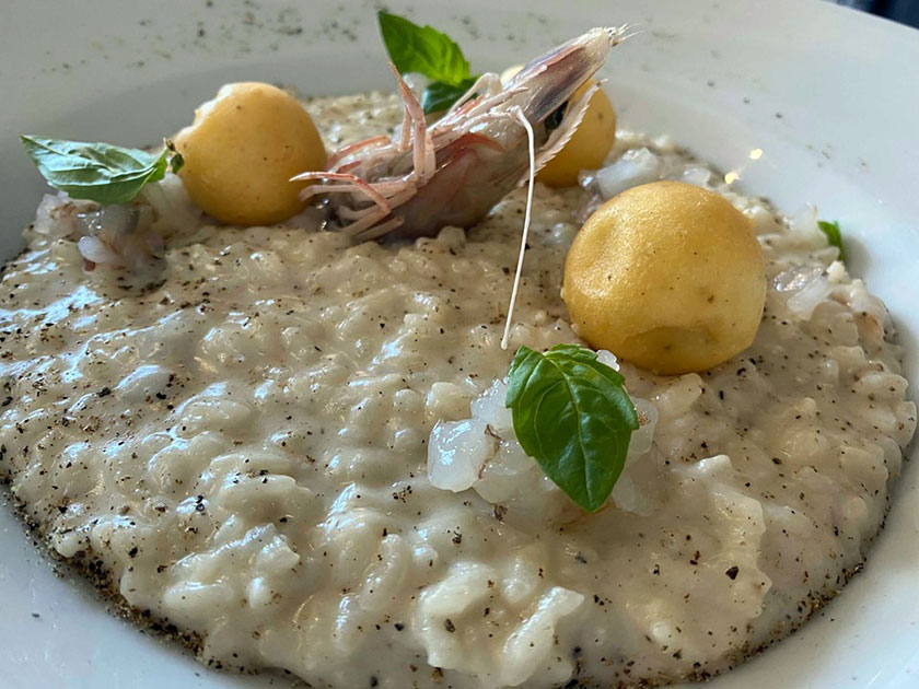 Risotto cacio e pepe con mazzancolle e palline cacio e pepe fritte