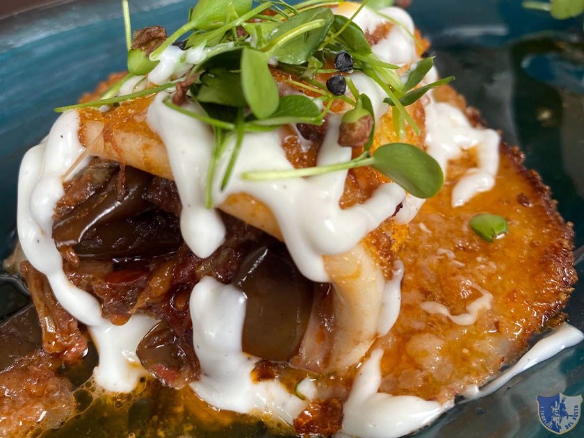 Calamaro ripieno con melanzane a funghetto pancetta paesana provola e crostini di pane