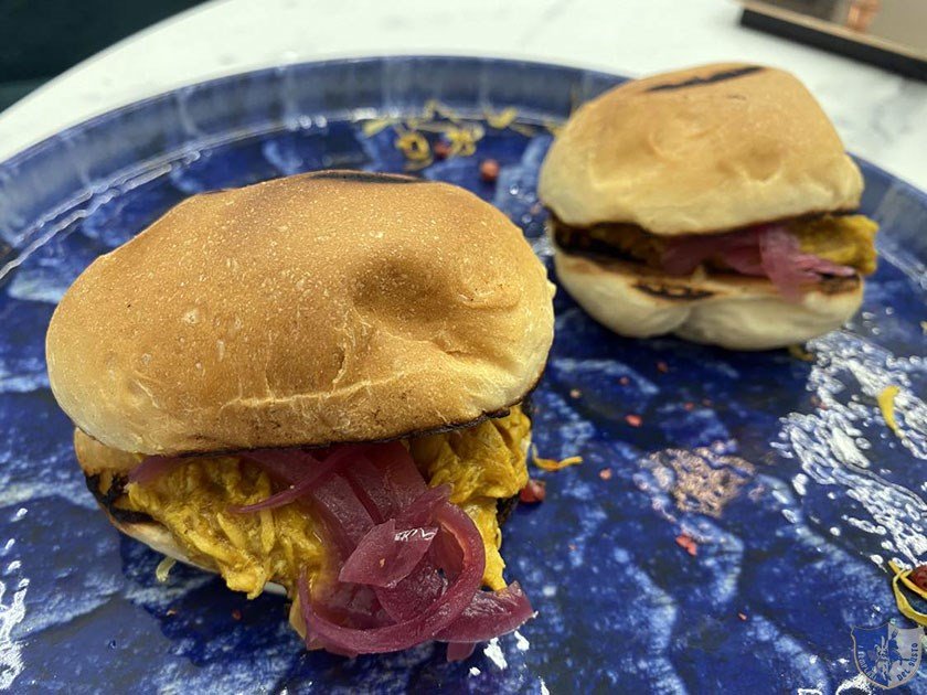 Bun di mare con stracotto di salmone cipolla di Tropea caramellata e arachidi