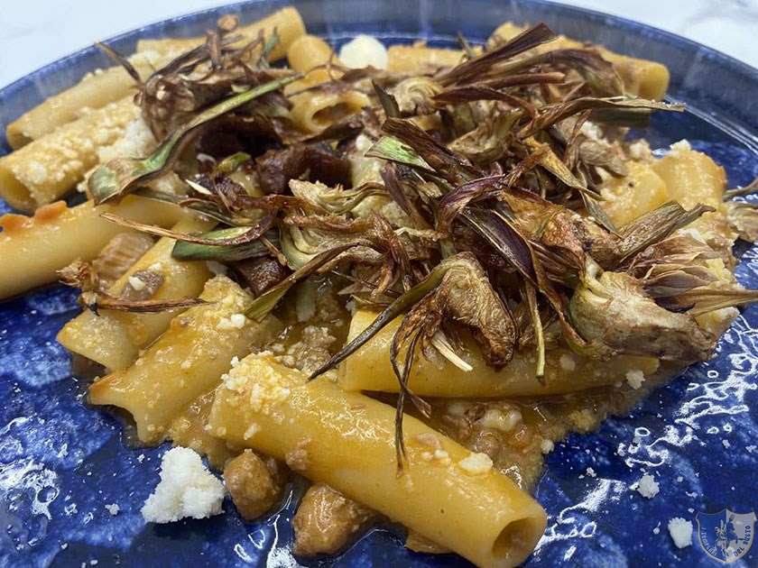 Maccheroncelli con bolognese di tonno e carciofi croccanti