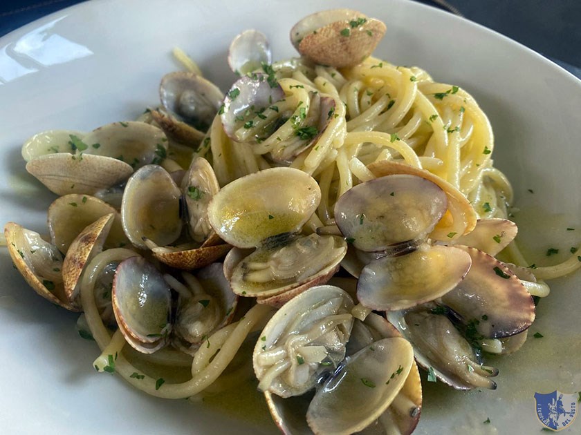 Gli spaghettoni con vongole veraci