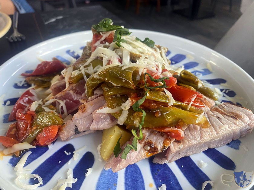 TAgliata di tonno scottato con peperoncini verdi spadellati patate al forno e scaglie di caciocavallo