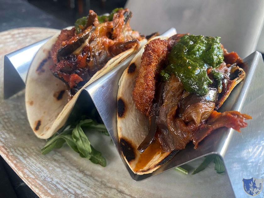 Tacos con cotoletta di tonno parmigiana di melanzane e pesto di basilico