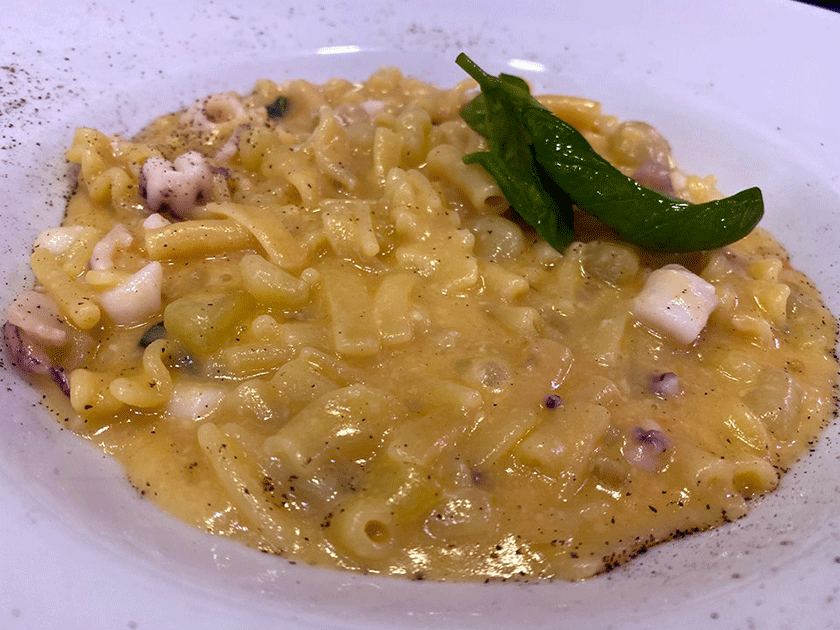 Pasta e patate con provola calamari e tartufo nero