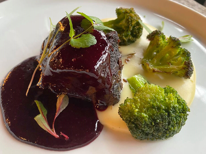 Stracotto di manzo purea di patate riduzione di aglianico e frutti di bosco e broccoli baresi