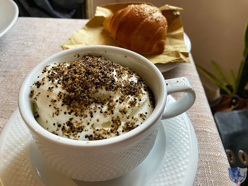 Cappuccino Vellutata di carciofi e patate con mousse di ricotta e pane aromatizzato al tartufo con caffè e cacao