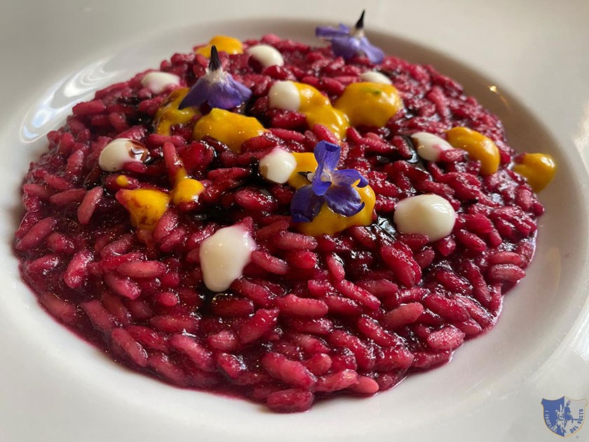 Risotto Carnaroli alla rapa rossa con erborinato del Matese e le nocciole tostate