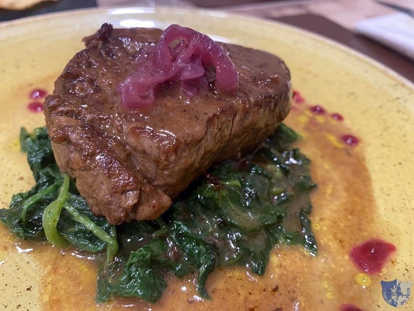 Filetto di manzo alla liquirizia con cipolla di Tropea e bietolina