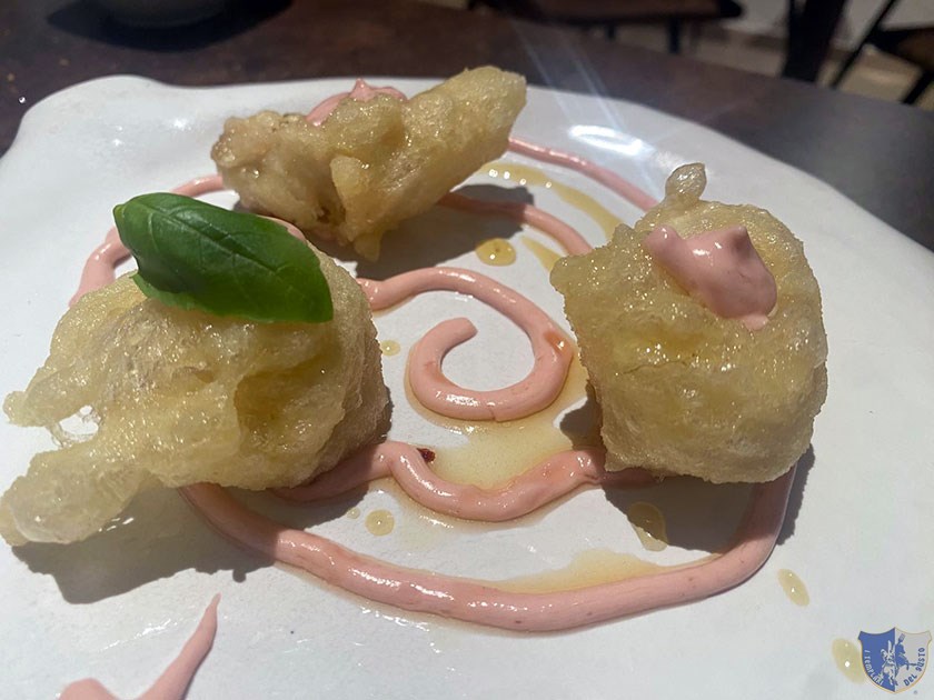 Baccalà in tempura con miele piccante e salsa al lampone