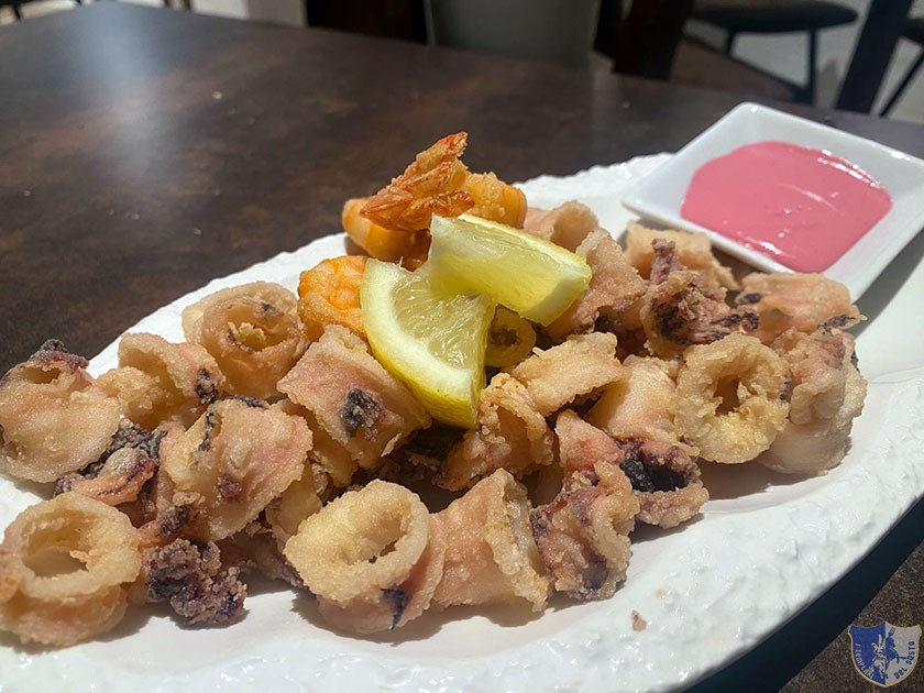 Frittura di calamari gamberi e salsa alla rapa rossa