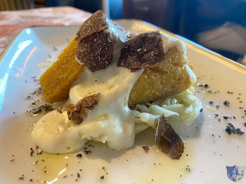 Polenta su letto di verza stufata con percorino Carmasciano e tartufo nero