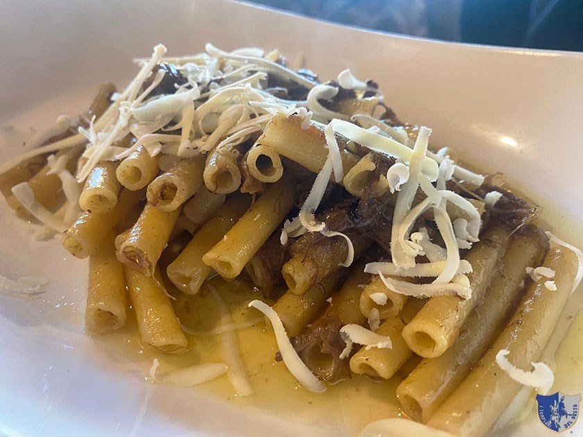 Ziti spezzati alla genovese della tradizione con cacioricotta