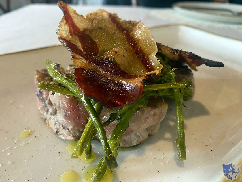 Filetto di maiale con asparagi selvatici e guanciale croccante