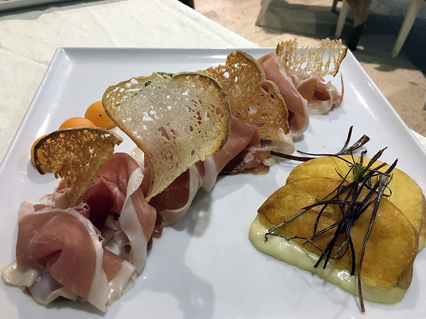 Fiocco di Culatello con caciocavallo Silano alla griglia e pepite di melone