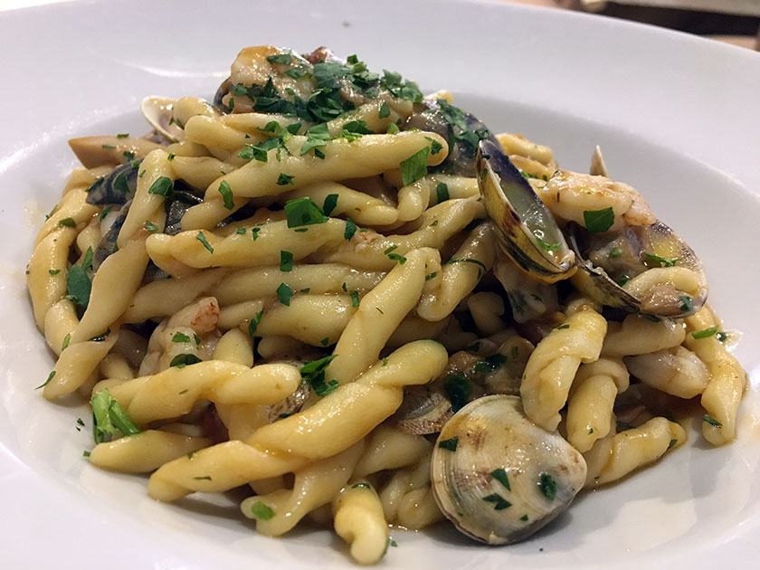 Trofie con vongole gamberi e porcini