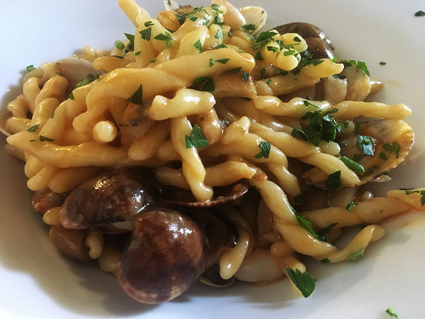 trofie con vongole gamberi e porcini