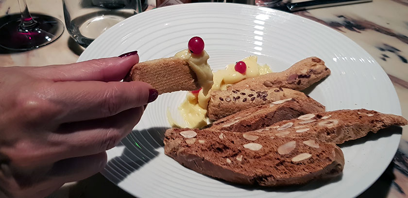 Biscotti della casa con crema pasticciera