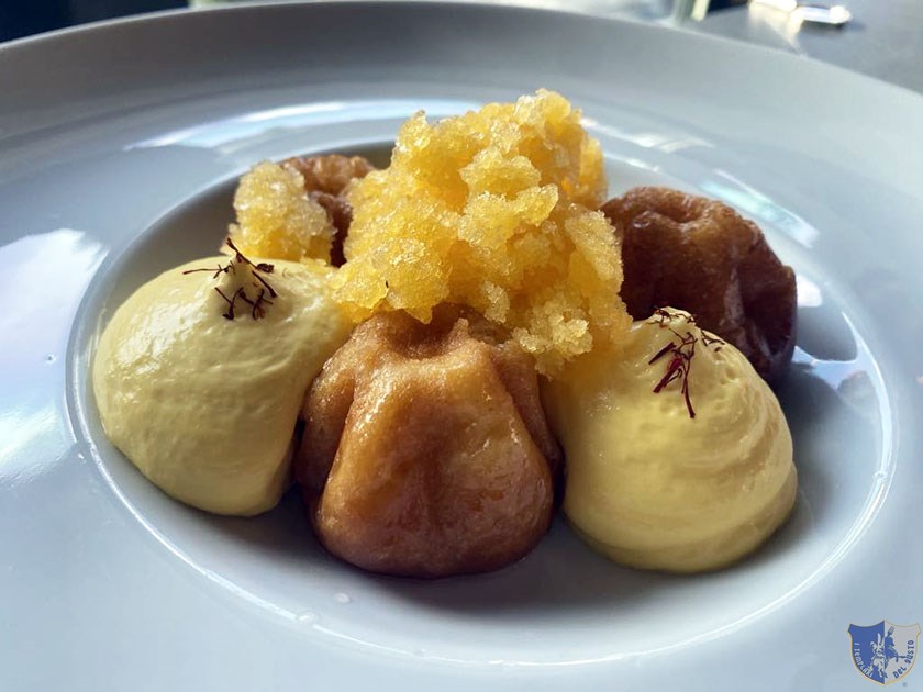 Babà al mandarino con spuma al mascarpone e zafferano e granita al mandarino