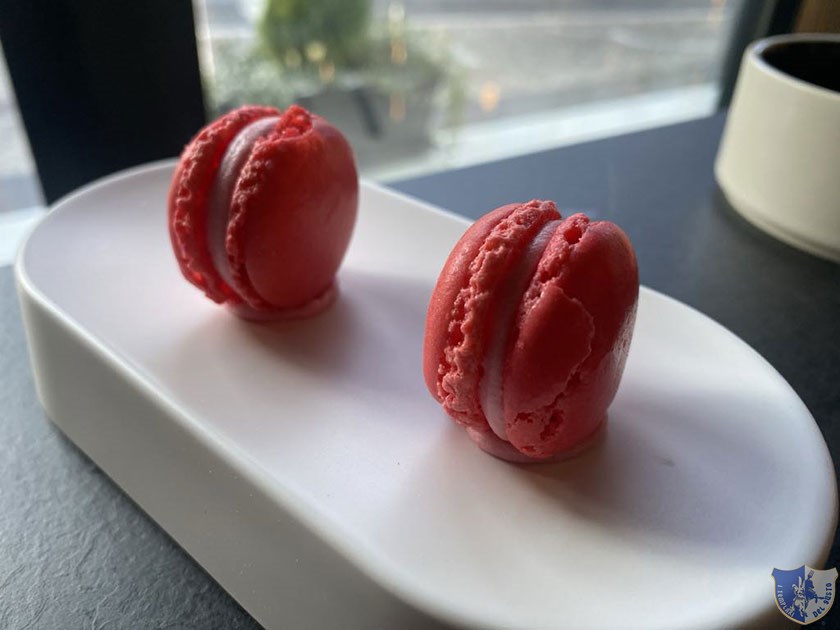 Macaron al lampone con mousse al lampone