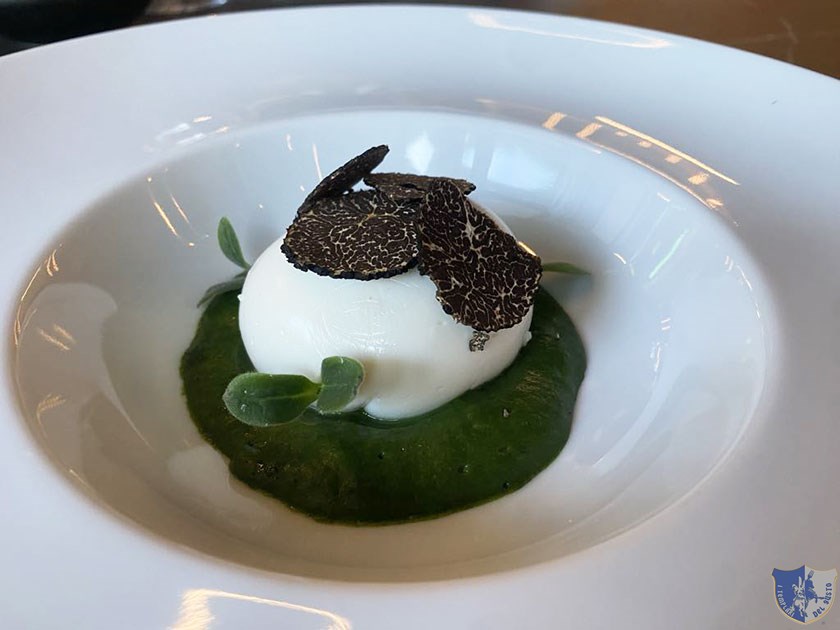 Nuvola di ricotta cotta a vapore con crema di borragine brodo di funghi e tartufo