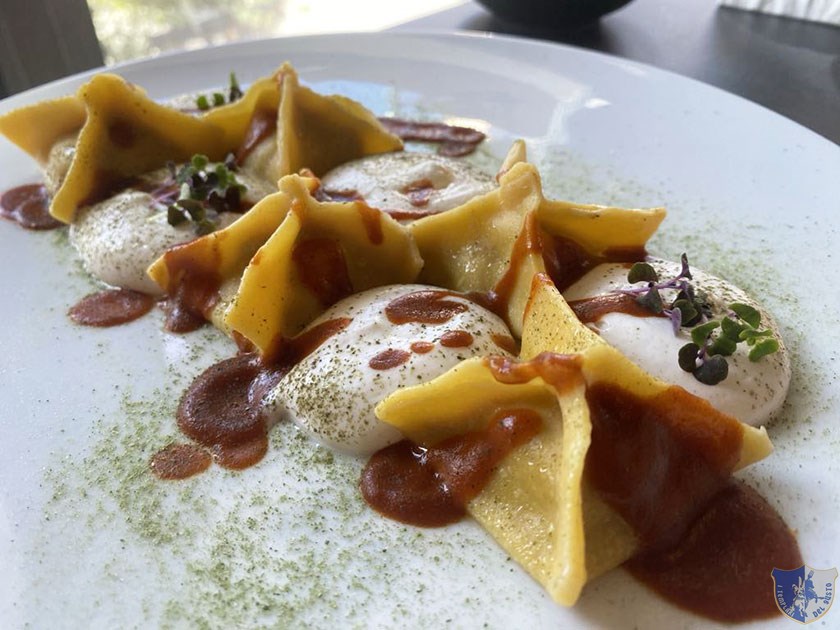 Raviolo come una lasagna ripieno di braciola ragù napolentano e spuma di ricotta