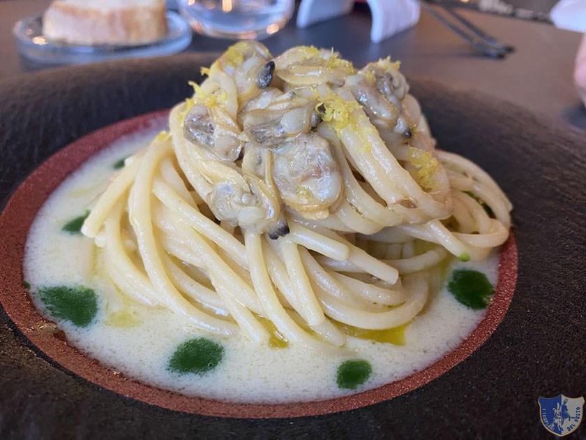 Spaghettoni alle vongole con purea di prezzemolo e nage di vongole e limone