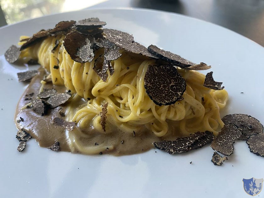 Tagliolini alluovo mantecati al burro con salsa di porcini e tartufo nero
