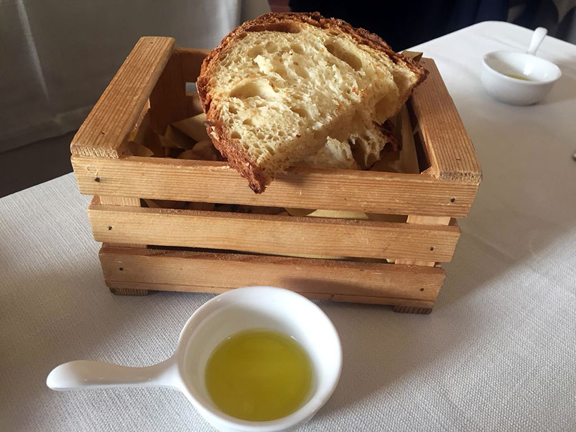 Il meraviglioso pane di Matera con olio biologico