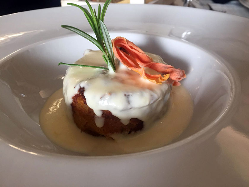 Tortino di patate e salsiccia pezzente su fonduta di formaggi