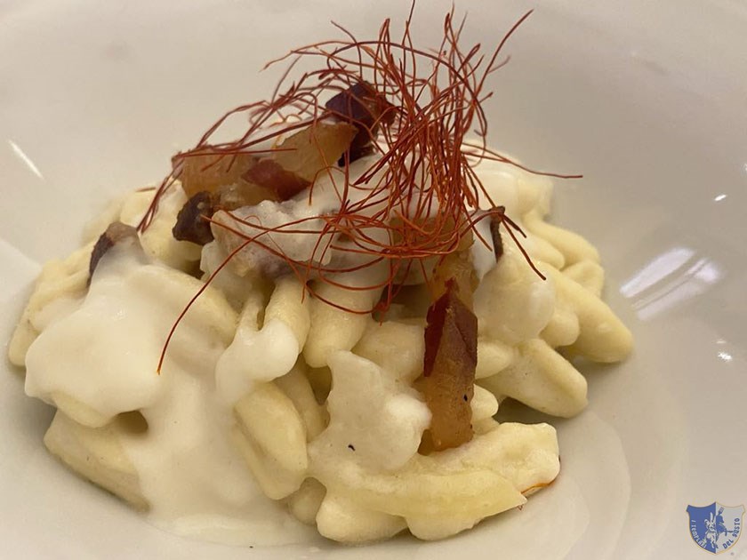 Cavatelli con cavolfiore fonduta di caciocavallo e pancetta croccante