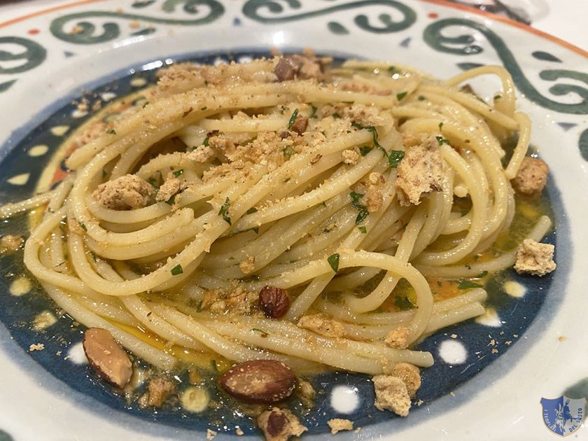 Spaghetti aglio olio e peperoncino con tarallo napoletano sbriciolato