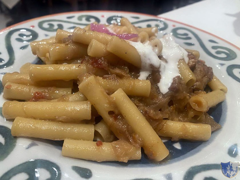 Ziti alla genovese con cipolla rossa in agrodolce e fonduta di pecorino