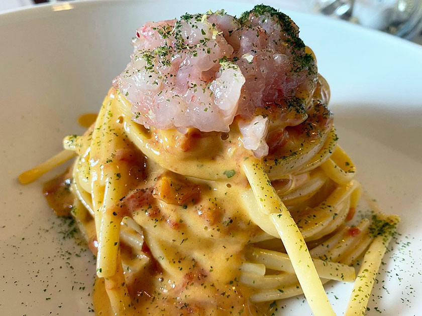 Linguine con gamberi rossi pomodorini e polvere di alghe