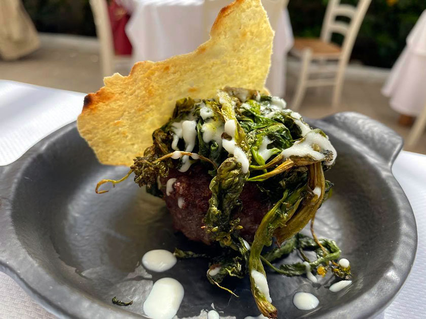 Hamburger di salsiccia con broccoli e gocce di caciocavallo fuso