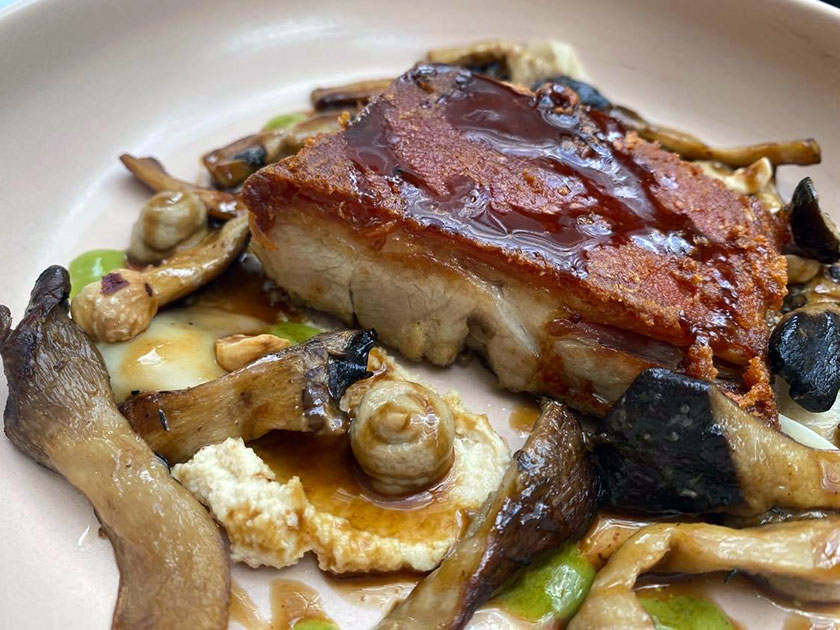 Maialino con funghi nocciola e olio allalloro e zenzero