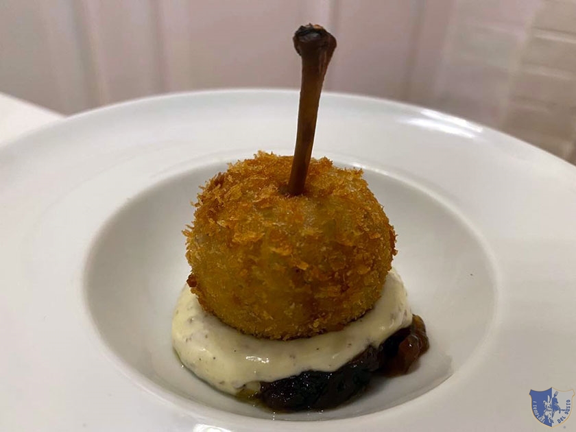 Bon bon di quaglia con cipolla caramellata e maionese al tartufo