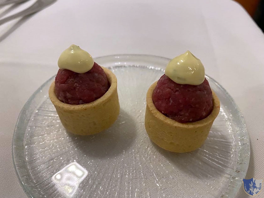 Tartelletta con tartare di vitello e maionese allerba cipollina