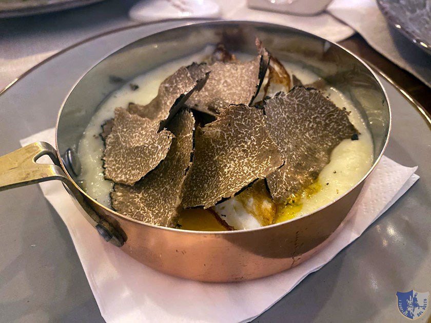 Crema di patate al limone con uovo occhio di bue e scaglie di tartufo fresco