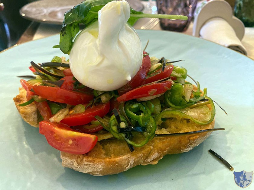 Fresella con panzanella di verdure e burrata di Bojano